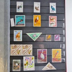 Collection timbres thématiques Oiseaux neufs et oblitérés en album.