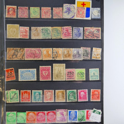 Collection timbres du monde neufs et oblitérés en 8 albums.