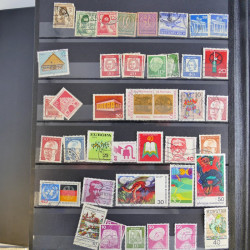 Collection timbres du monde neufs et oblitérés en 8 albums.