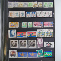 Collection timbres du monde neufs et oblitérés en 8 albums.