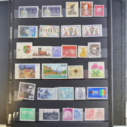 Collection timbres du monde neufs et oblitérés en 8 albums.