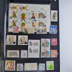 Collection timbres du monde neufs et oblitérés en 8 albums.