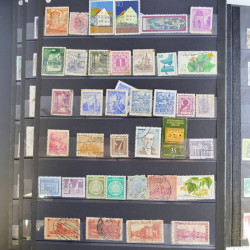 Collection timbres du monde neufs et oblitérés en 8 albums.