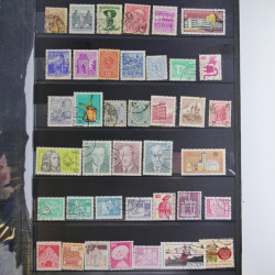 Collection timbres du monde neufs et oblitérés en 8 albums.