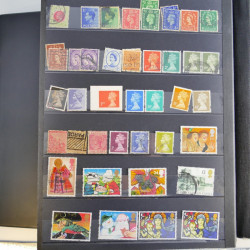 Collection timbres du monde neufs et oblitérés en 8 albums.
