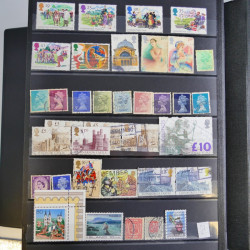 Collection timbres du monde neufs et oblitérés en 8 albums.