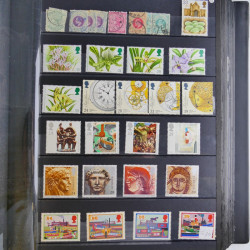 Collection timbres du monde neufs et oblitérés en 8 albums.