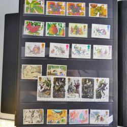 Collection timbres du monde neufs et oblitérés en 8 albums.