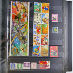 Collection timbres du monde neufs et oblitérés en 8 albums.