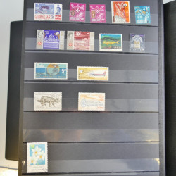 Collection timbres du monde neufs et oblitérés en 8 albums.