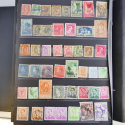Collection timbres du monde neufs et oblitérés en 8 albums.