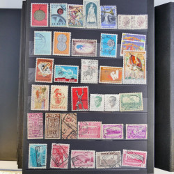 Collection timbres du monde neufs et oblitérés en 8 albums.