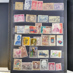 Collection timbres du monde neufs et oblitérés en 8 albums.