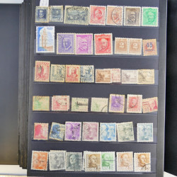 Collection timbres du monde neufs et oblitérés en 8 albums.