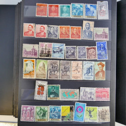 Collection timbres du monde neufs et oblitérés en 8 albums.