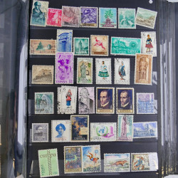 Collection timbres du monde neufs et oblitérés en 8 albums.