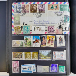 Collection timbres du monde neufs et oblitérés en 8 albums.