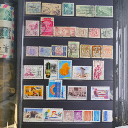 Collection timbres du monde neufs et oblitérés en 8 albums.