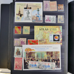 Collection timbres du monde neufs et oblitérés en 8 albums.