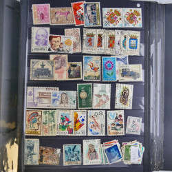 Collection timbres du monde neufs et oblitérés en 8 albums.