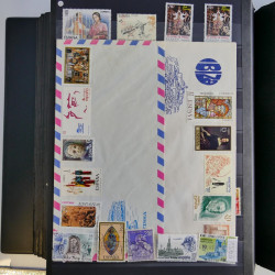 Collection timbres du monde neufs et oblitérés en 8 albums.