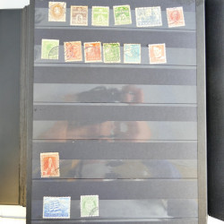 Collection timbres du monde neufs et oblitérés en 8 albums.