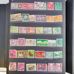 Collection timbres du monde neufs et oblitérés en 8 albums.