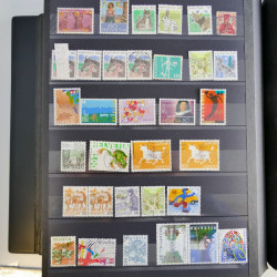 Collection timbres du monde neufs et oblitérés en 8 albums.