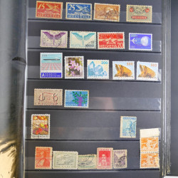 Collection timbres du monde neufs et oblitérés en 8 albums.