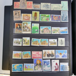 Collection timbres du monde neufs et oblitérés en 8 albums.