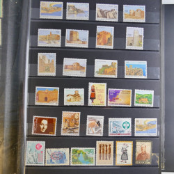 Collection timbres du monde neufs et oblitérés en 8 albums.