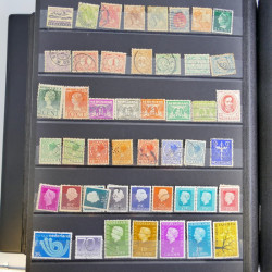 Collection timbres du monde neufs et oblitérés en 8 albums.