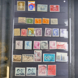 Collection timbres du monde neufs et oblitérés en 8 albums.