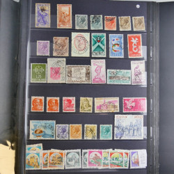 Collection timbres du monde neufs et oblitérés en 8 albums.