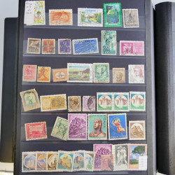 Collection timbres du monde neufs et oblitérés en 8 albums.