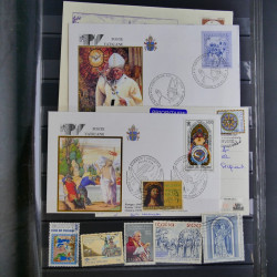 Collection timbres du monde neufs et oblitérés en 8 albums.