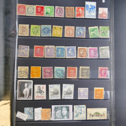 Collection timbres du monde neufs et oblitérés en 8 albums.