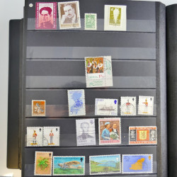 Collection timbres du monde neufs et oblitérés en 8 albums.