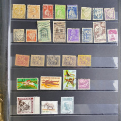 Collection timbres du monde neufs et oblitérés en 8 albums.