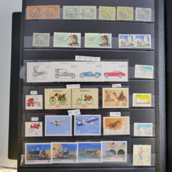 Collection timbres du monde neufs et oblitérés en 8 albums.