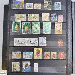 Collection timbres du monde neufs et oblitérés en 8 albums.