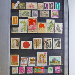 Collection timbres du monde neufs et oblitérés en 8 albums.