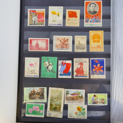 Collection timbres du monde neufs et oblitérés en 8 albums.