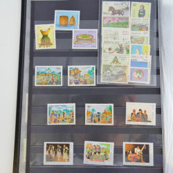 Collection timbres du monde neufs et oblitérés en 8 albums.