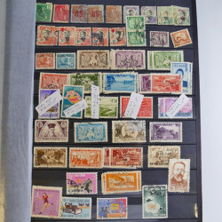 Collection timbres du monde neufs et oblitérés en 8 albums.
