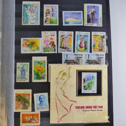 Collection timbres du monde neufs et oblitérés en 8 albums.