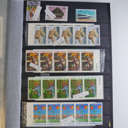 Collection timbres du monde neufs et oblitérés en 8 albums.