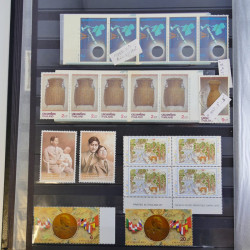 Collection timbres du monde neufs et oblitérés en 8 albums.