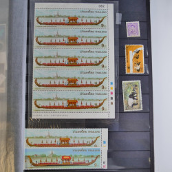 Collection timbres du monde neufs et oblitérés en 8 albums.