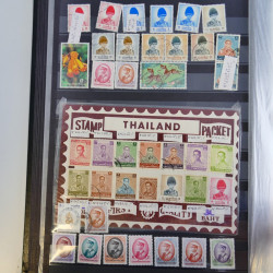 Collection timbres du monde neufs et oblitérés en 8 albums.